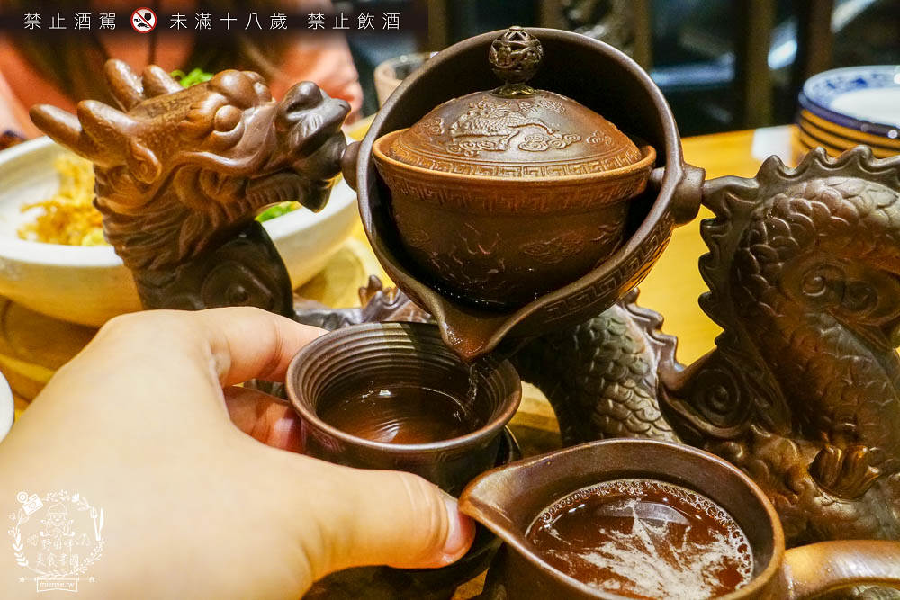 高雄[舊鎮]彷彿走進華燈初上的復古裝潢餐酒館!古香古色的浮誇調酒超好拍!