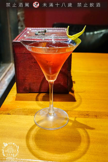 高雄[舊鎮]彷彿走進華燈初上的復古裝潢餐酒館!古香古色的浮誇調酒超好拍!