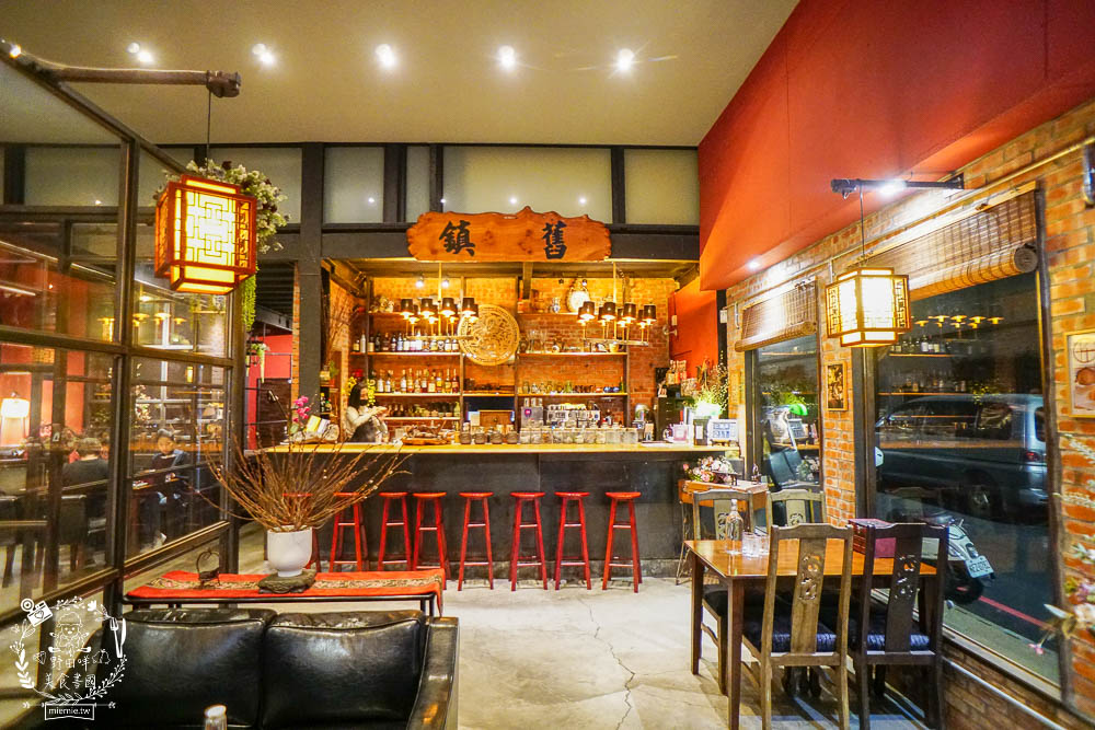 高雄[舊鎮]彷彿走進華燈初上的復古裝潢餐酒館!古香古色的浮誇調酒超好拍!