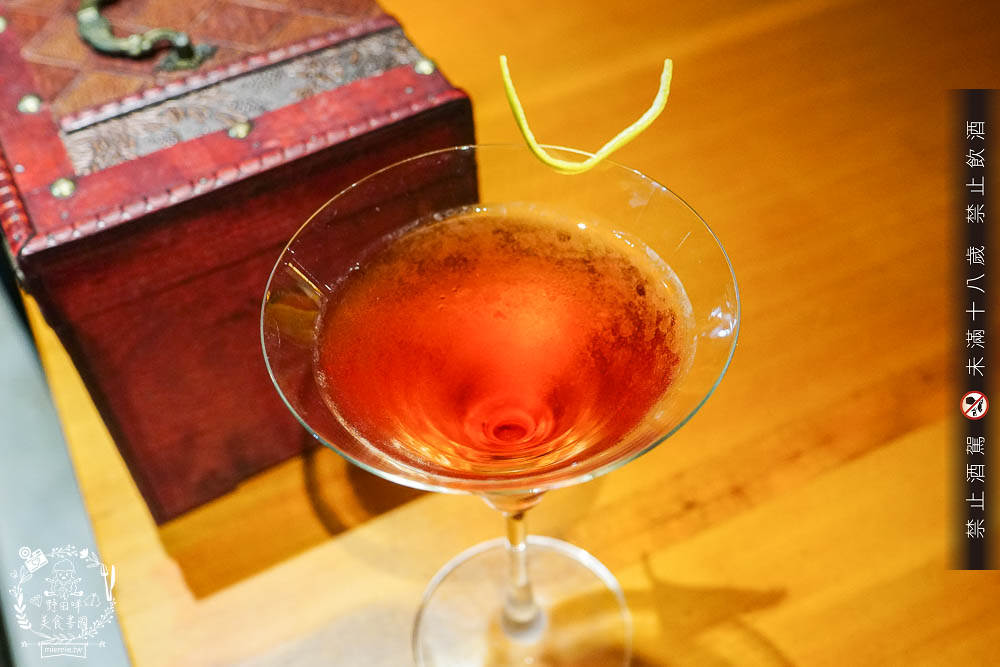 高雄[舊鎮]彷彿走進華燈初上的復古裝潢餐酒館!古香古色的浮誇調酒超好拍!