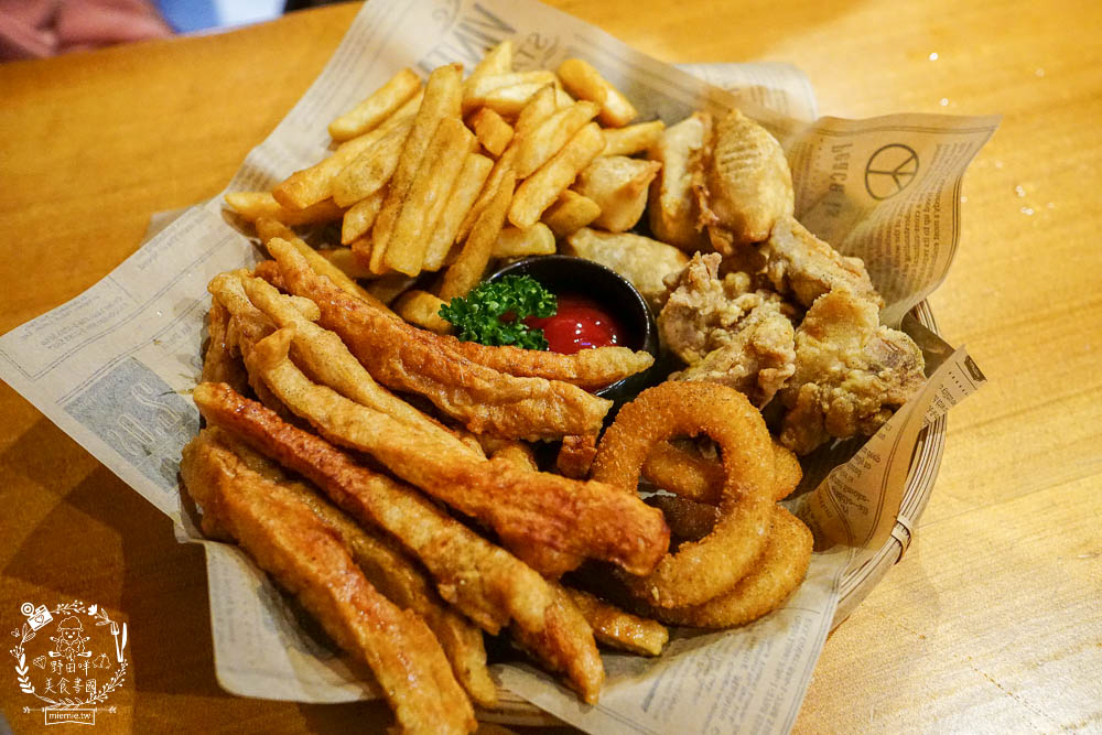 高雄[舊鎮]彷彿走進華燈初上的復古裝潢餐酒館!古香古色的浮誇調酒超好拍!