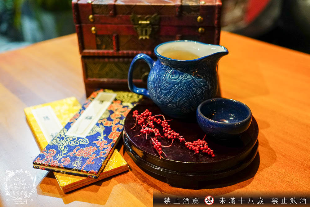 高雄[舊鎮]彷彿走進華燈初上的復古裝潢餐酒館!古香古色的浮誇調酒超好拍!