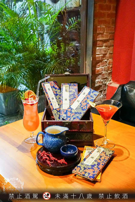 高雄[舊鎮]彷彿走進華燈初上的復古裝潢餐酒館!古香古色的浮誇調酒超好拍!