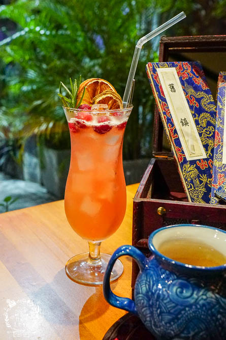 高雄[舊鎮]彷彿走進華燈初上的復古裝潢餐酒館!古香古色的浮誇調酒超好拍!