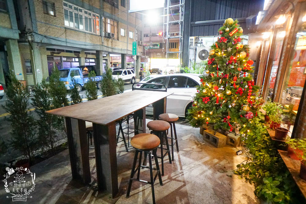 高雄[舊鎮]彷彿走進華燈初上的復古裝潢餐酒館!古香古色的浮誇調酒超好拍!