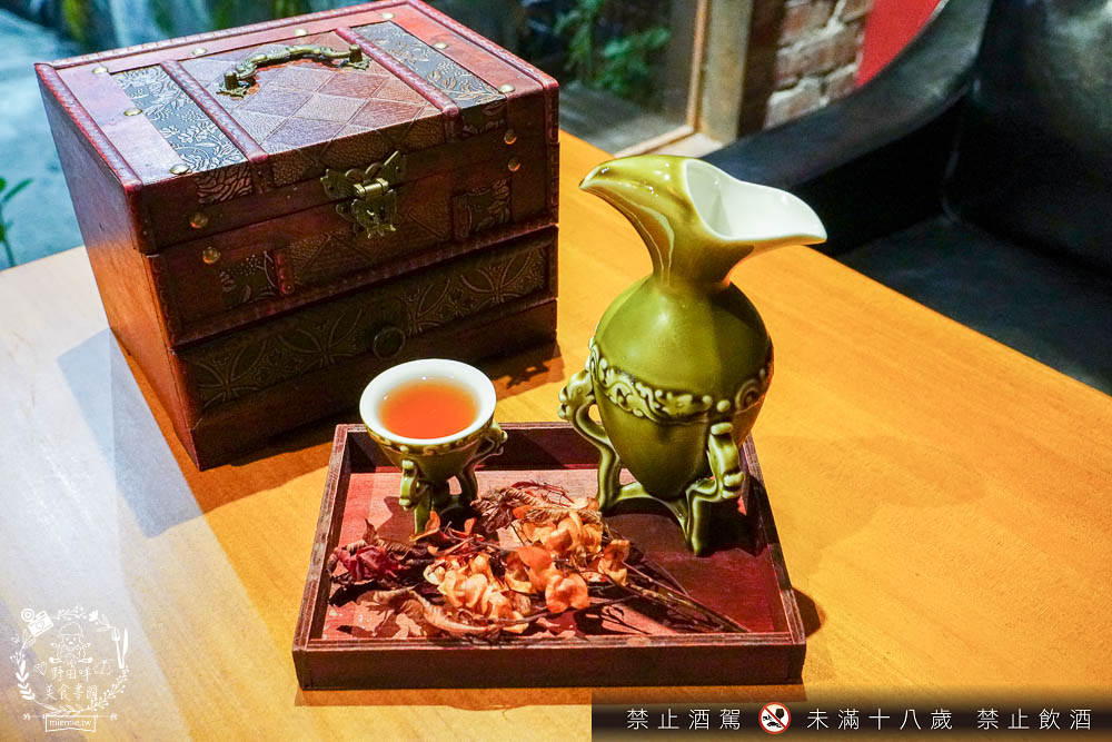 高雄[舊鎮]彷彿走進華燈初上的復古裝潢餐酒館!古香古色的浮誇調酒超好拍!