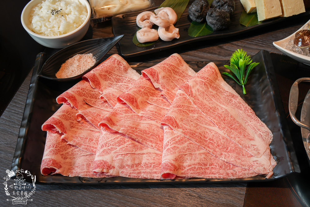 舞古賀鍋物專賣店|高雄日本A5和牛+巧克力和牛鮮美推薦!菜盤換的黑毛豬超級彈嫩可口!