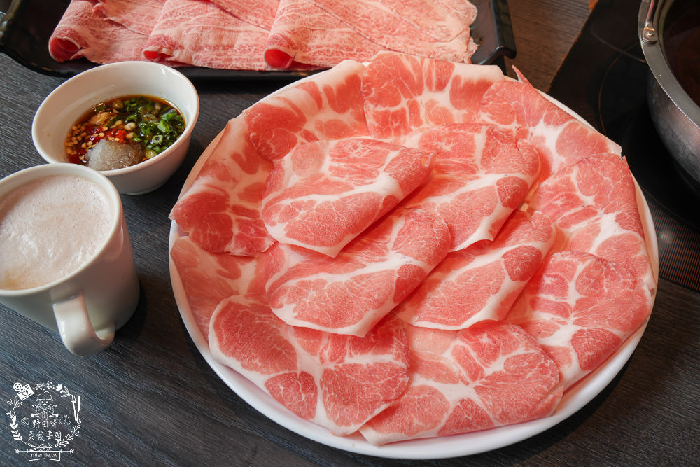 舞古賀鍋物專賣店|高雄日本A5和牛+巧克力和牛鮮美推薦!菜盤換的黑毛豬超級彈嫩可口!