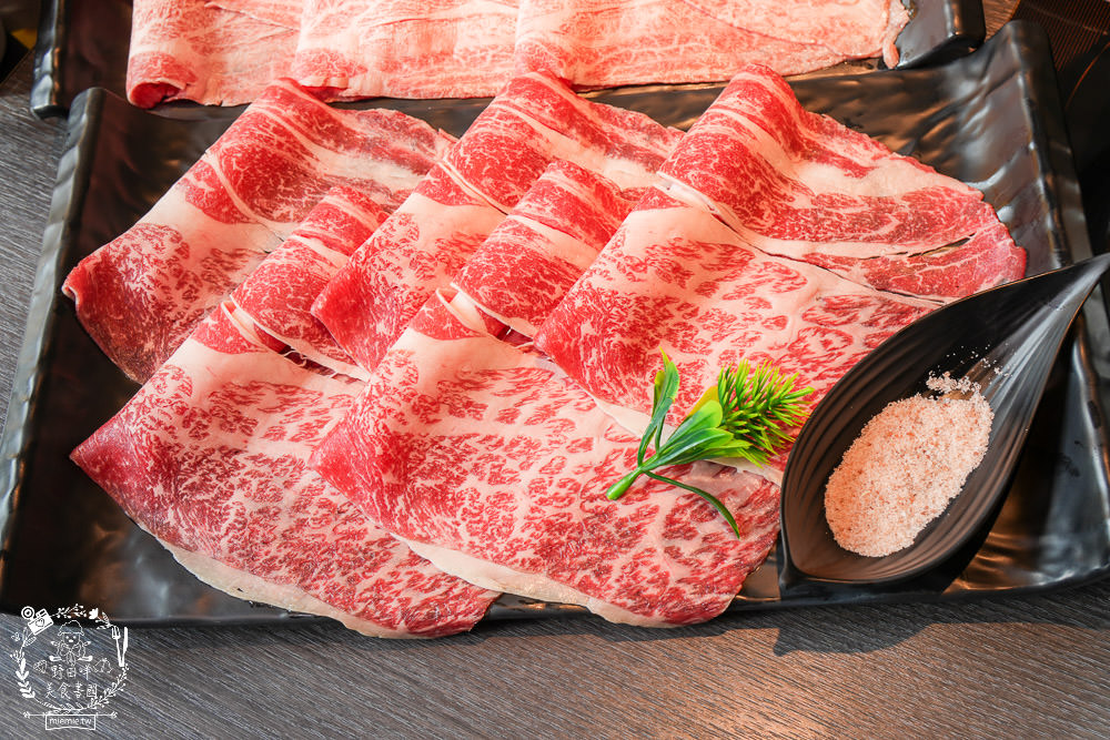 舞古賀鍋物專賣店|高雄日本A5和牛+巧克力和牛鮮美推薦!菜盤換的黑毛豬超級彈嫩可口!