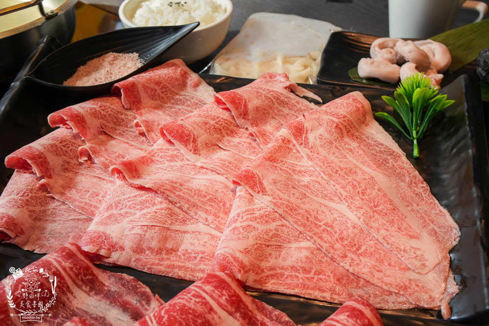 舞古賀鍋物專賣店|高雄日本A5和牛+巧克力和牛鮮美推薦!菜盤換的黑毛豬超級彈嫩可口!