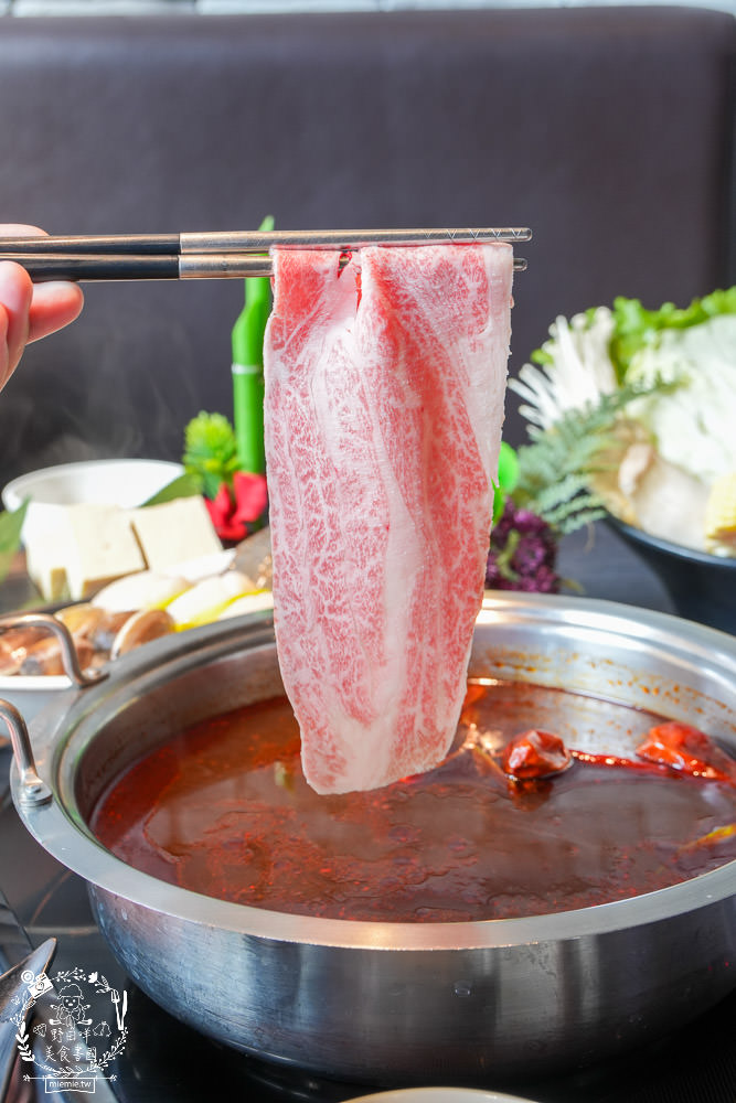 舞古賀鍋物專賣店|高雄日本A5和牛+巧克力和牛鮮美推薦!菜盤換的黑毛豬超級彈嫩可口!