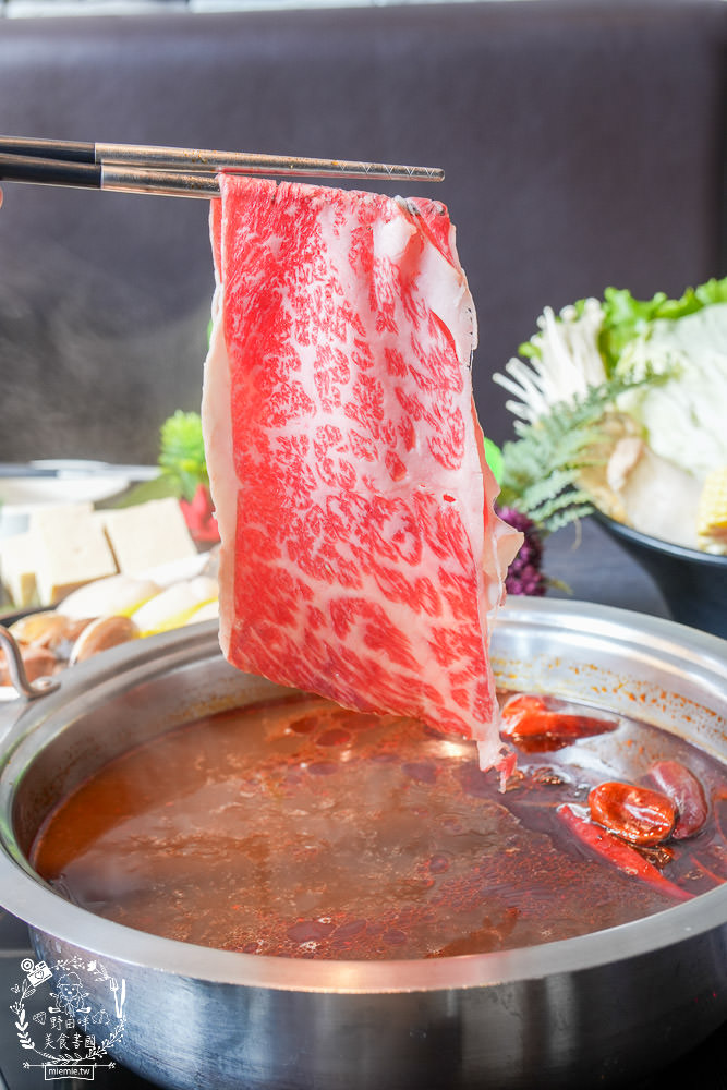 舞古賀鍋物專賣店|高雄日本A5和牛+巧克力和牛鮮美推薦!菜盤換的黑毛豬超級彈嫩可口!