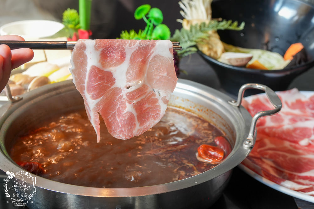 舞古賀鍋物專賣店|高雄日本A5和牛+巧克力和牛鮮美推薦!菜盤換的黑毛豬超級彈嫩可口!