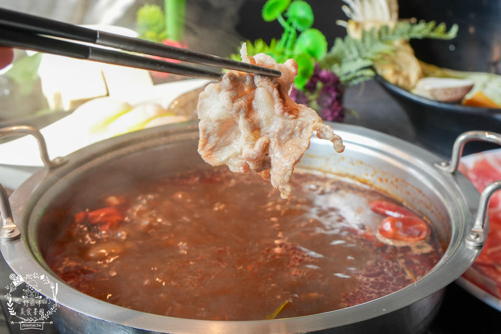 舞古賀鍋物專賣店|高雄日本A5和牛+巧克力和牛鮮美推薦!菜盤換的黑毛豬超級彈嫩可口!