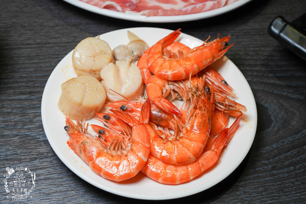 舞古賀鍋物專賣店|高雄日本A5和牛+巧克力和牛鮮美推薦!菜盤換的黑毛豬超級彈嫩可口!