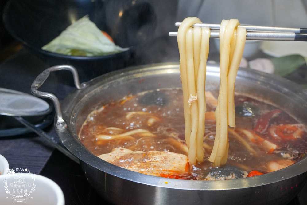 舞古賀鍋物專賣店|高雄日本A5和牛+巧克力和牛鮮美推薦!菜盤換的黑毛豬超級彈嫩可口!