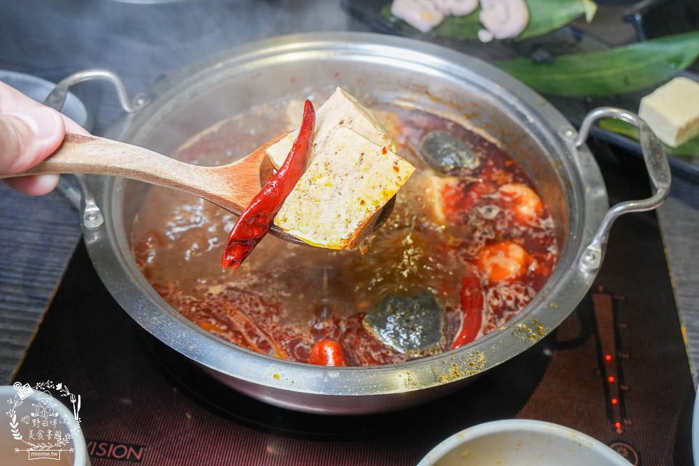 舞古賀鍋物專賣店|高雄日本A5和牛+巧克力和牛鮮美推薦!菜盤換的黑毛豬超級彈嫩可口!