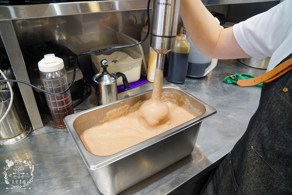 高雄[芋花園瑞隆店]溫暖的冬季甜湯銷魂上線囉!黑金燒仙草配料滿滿滿!紫想芋見泥有超Q彈紅白湯圓?