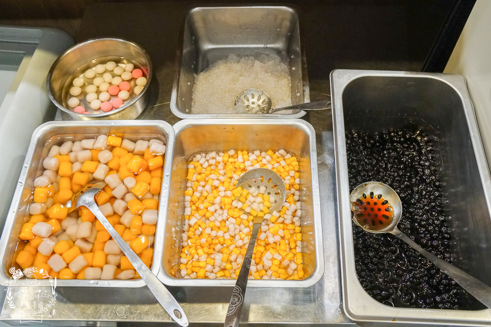 高雄[芋花園瑞隆店]溫暖的冬季甜湯銷魂上線囉!黑金燒仙草配料滿滿滿!紫想芋見泥有超Q彈紅白湯圓?