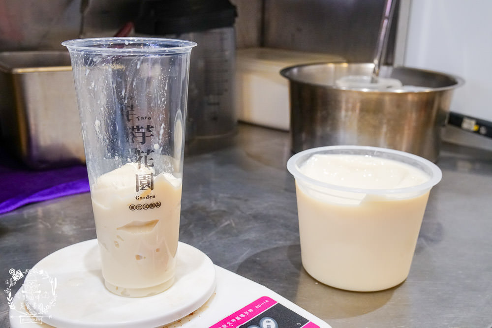 高雄[芋花園瑞隆店]溫暖的冬季甜湯銷魂上線囉!黑金燒仙草配料滿滿滿!紫想芋見泥有超Q彈紅白湯圓?