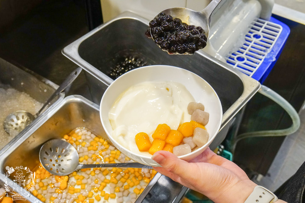 高雄[芋花園瑞隆店]溫暖的冬季甜湯銷魂上線囉!黑金燒仙草配料滿滿滿!紫想芋見泥有超Q彈紅白湯圓?