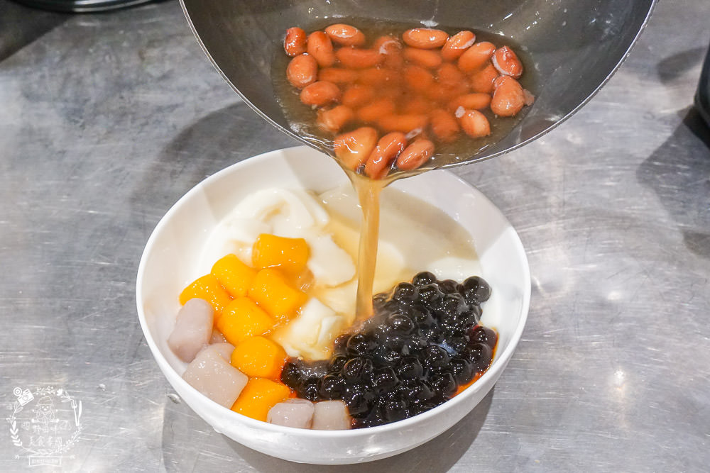 高雄[芋花園瑞隆店]溫暖的冬季甜湯銷魂上線囉!黑金燒仙草配料滿滿滿!紫想芋見泥有超Q彈紅白湯圓?