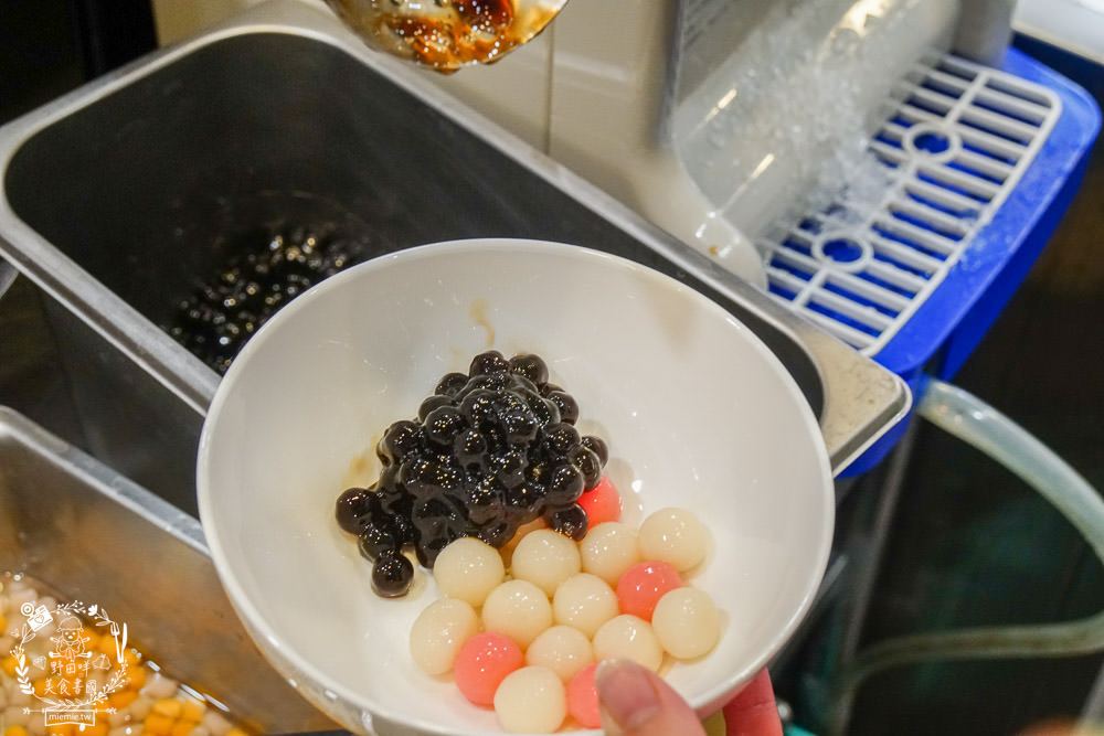 高雄[芋花園瑞隆店]溫暖的冬季甜湯銷魂上線囉!黑金燒仙草配料滿滿滿!紫想芋見泥有超Q彈紅白湯圓?