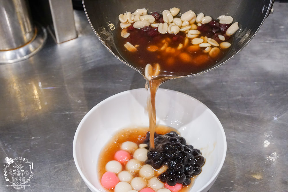 高雄[芋花園瑞隆店]溫暖的冬季甜湯銷魂上線囉!黑金燒仙草配料滿滿滿!紫想芋見泥有超Q彈紅白湯圓?