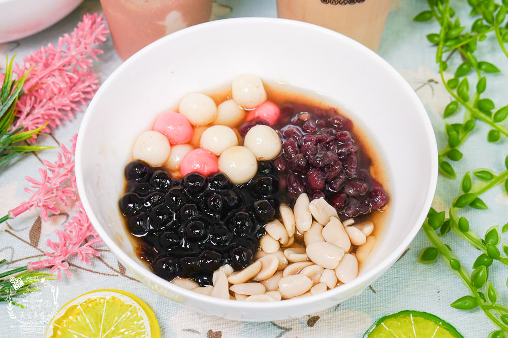 高雄[芋花園瑞隆店]溫暖的冬季甜湯銷魂上線囉!黑金燒仙草配料滿滿滿!紫想芋見泥有超Q彈紅白湯圓?