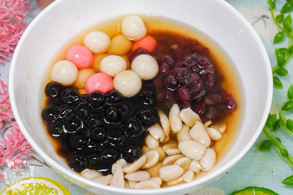 高雄[芋花園瑞隆店]溫暖的冬季甜湯銷魂上線囉!黑金燒仙草配料滿滿滿!紫想芋見泥有超Q彈紅白湯圓?