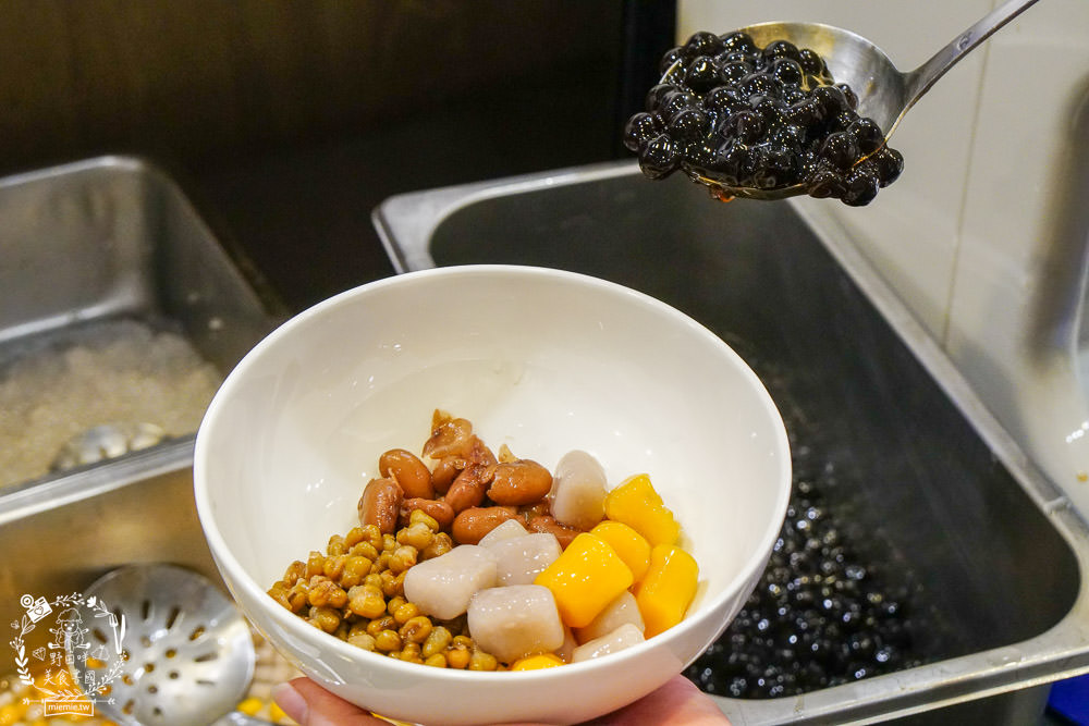 高雄[芋花園瑞隆店]溫暖的冬季甜湯銷魂上線囉!黑金燒仙草配料滿滿滿!紫想芋見泥有超Q彈紅白湯圓?