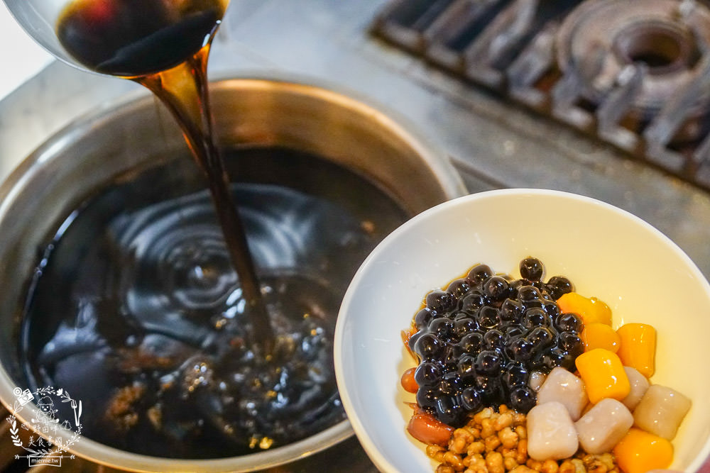 高雄[芋花園瑞隆店]溫暖的冬季甜湯銷魂上線囉!黑金燒仙草配料滿滿滿!紫想芋見泥有超Q彈紅白湯圓?