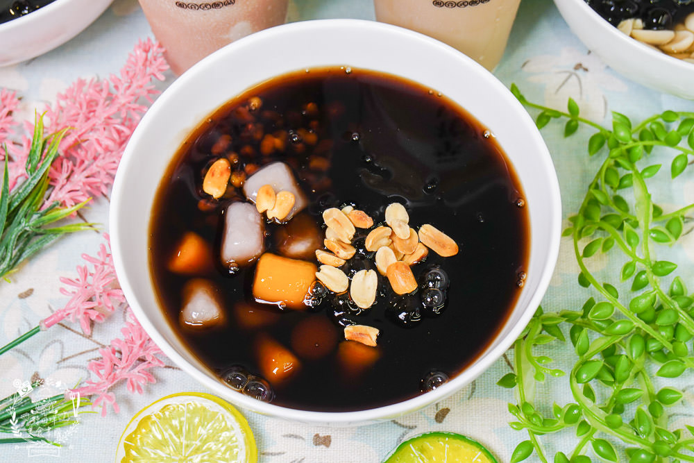 高雄[芋花園瑞隆店]溫暖的冬季甜湯銷魂上線囉!黑金燒仙草配料滿滿滿!紫想芋見泥有超Q彈紅白湯圓?