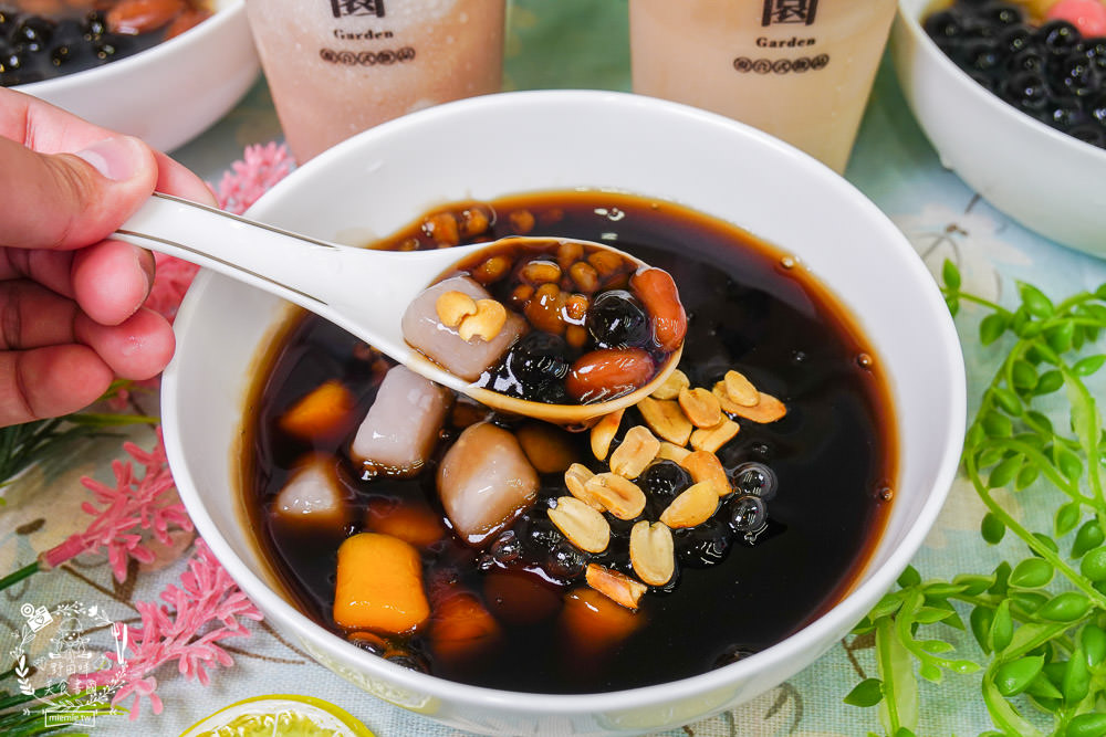 高雄[芋花園瑞隆店]溫暖的冬季甜湯銷魂上線囉!黑金燒仙草配料滿滿滿!紫想芋見泥有超Q彈紅白湯圓?