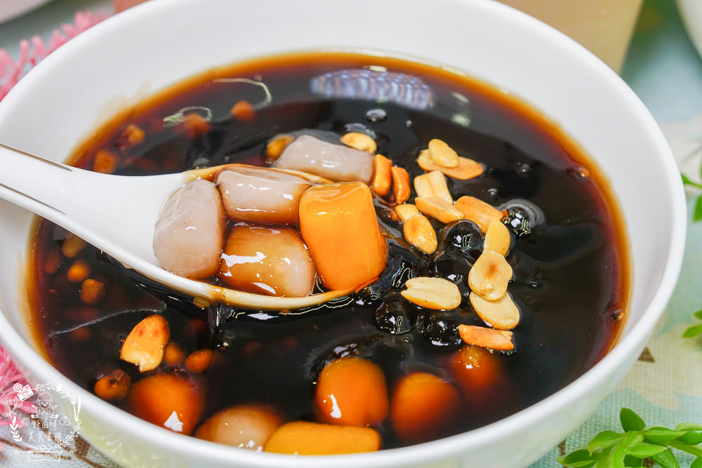 高雄[芋花園瑞隆店]溫暖的冬季甜湯銷魂上線囉!黑金燒仙草配料滿滿滿!紫想芋見泥有超Q彈紅白湯圓?