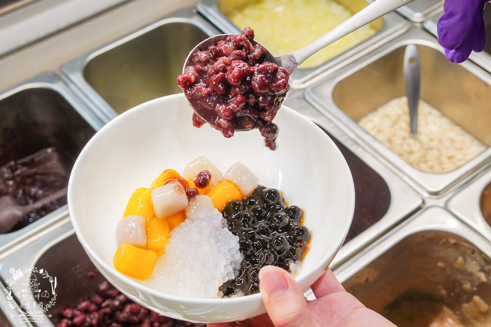 高雄[芋花園瑞隆店]溫暖的冬季甜湯銷魂上線囉!黑金燒仙草配料滿滿滿!紫想芋見泥有超Q彈紅白湯圓?