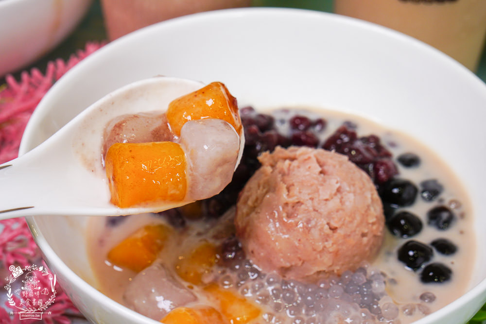 高雄[芋花園瑞隆店]溫暖的冬季甜湯銷魂上線囉!黑金燒仙草配料滿滿滿!紫想芋見泥有超Q彈紅白湯圓?