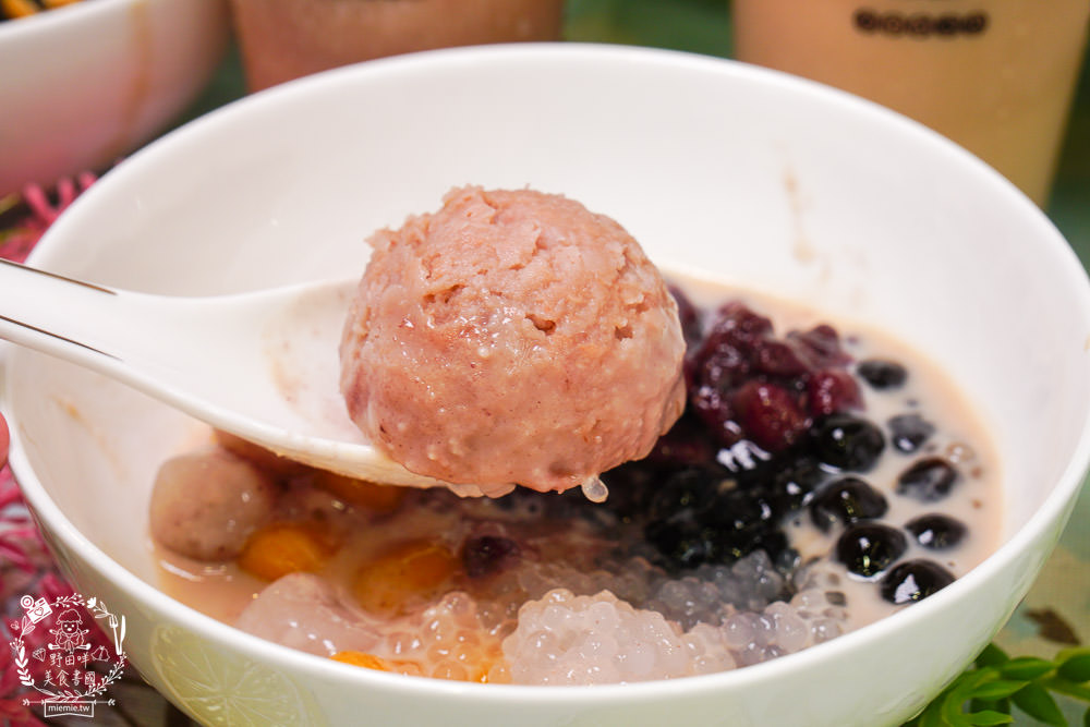 高雄[芋花園瑞隆店]溫暖的冬季甜湯銷魂上線囉!黑金燒仙草配料滿滿滿!紫想芋見泥有超Q彈紅白湯圓?