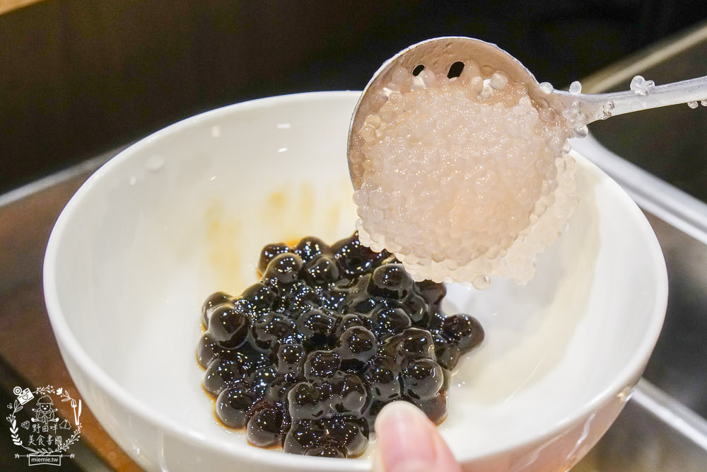 高雄[芋花園瑞隆店]溫暖的冬季甜湯銷魂上線囉!黑金燒仙草配料滿滿滿!紫想芋見泥有超Q彈紅白湯圓?