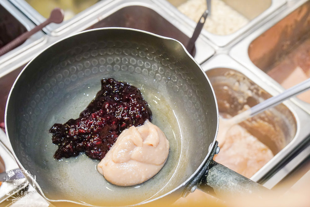 高雄[芋花園瑞隆店]溫暖的冬季甜湯銷魂上線囉!黑金燒仙草配料滿滿滿!紫想芋見泥有超Q彈紅白湯圓?