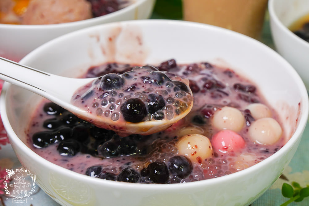 高雄[芋花園瑞隆店]溫暖的冬季甜湯銷魂上線囉!黑金燒仙草配料滿滿滿!紫想芋見泥有超Q彈紅白湯圓?