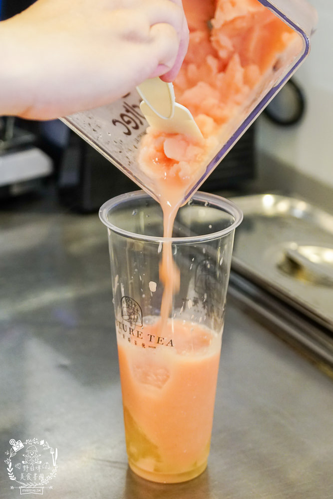 高雄[芙奇茶苑]新推超透心涼的夢幻西瓜飲品!人氣飲品一年創下5萬杯的銷售佳績!獨特的豆乳豆花配飲料人氣必點!