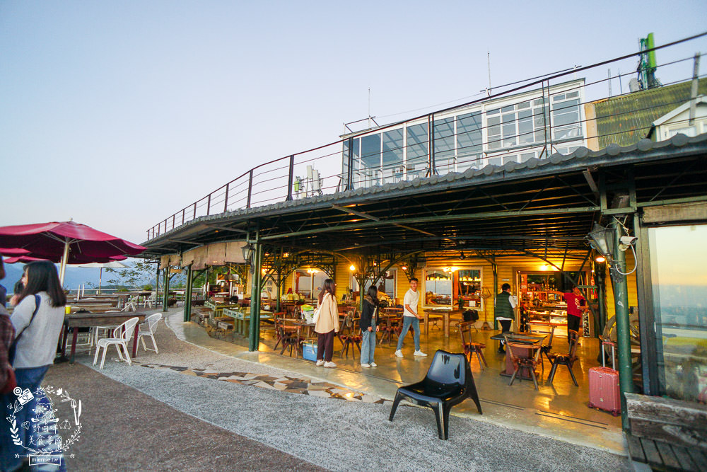 台中景觀住宿[若茵農場]第一名人氣秘境!浪漫夜景x絕美雲海x絢爛夕陽x蔚藍天空~超紓壓休閒景點