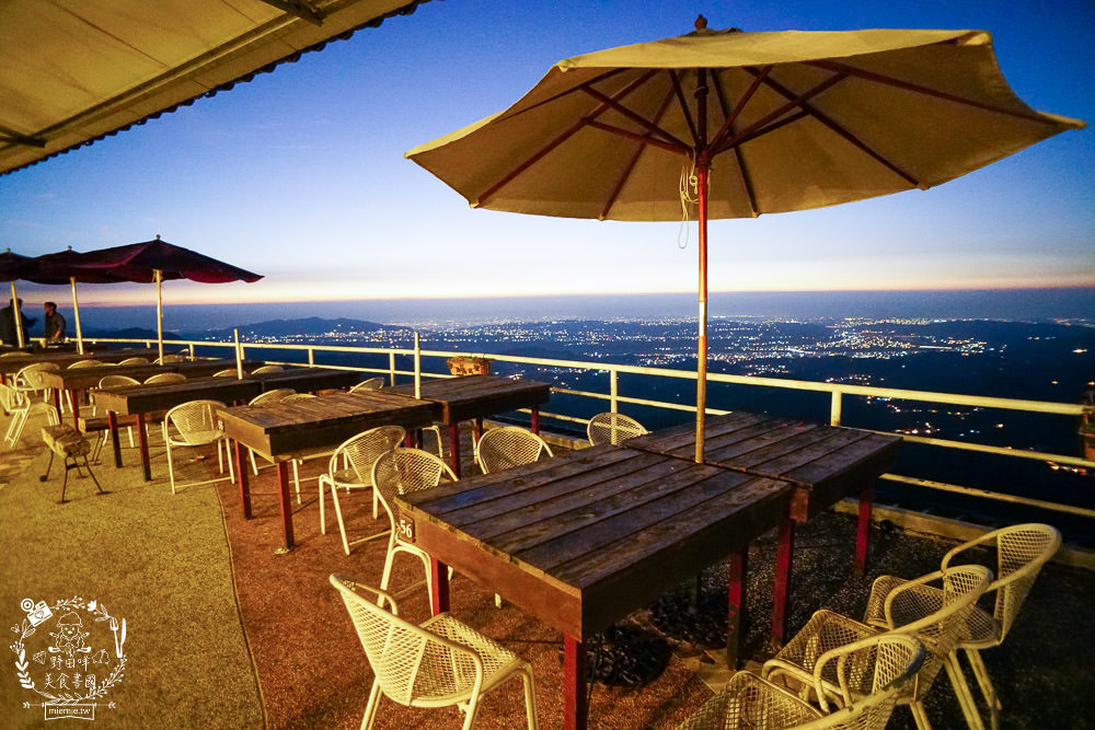 台中景觀住宿[若茵農場]第一名人氣秘境!浪漫夜景x絕美雲海x絢爛夕陽x蔚藍天空~超紓壓休閒景點