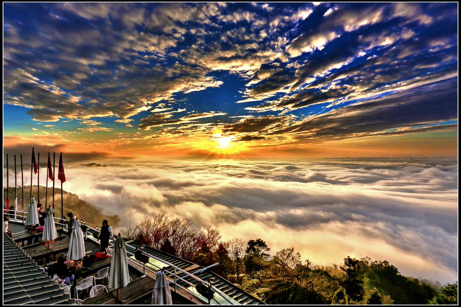 台中景觀住宿[若茵農場]第一名人氣秘境!浪漫夜景x絕美雲海x絢爛夕陽x蔚藍天空~超紓壓休閒景點