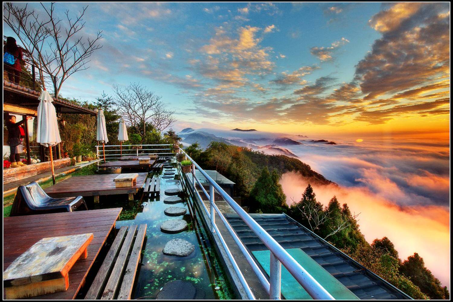 台中景觀住宿[若茵農場]第一名人氣秘境!浪漫夜景x絕美雲海x絢爛夕陽x蔚藍天空~超紓壓休閒景點