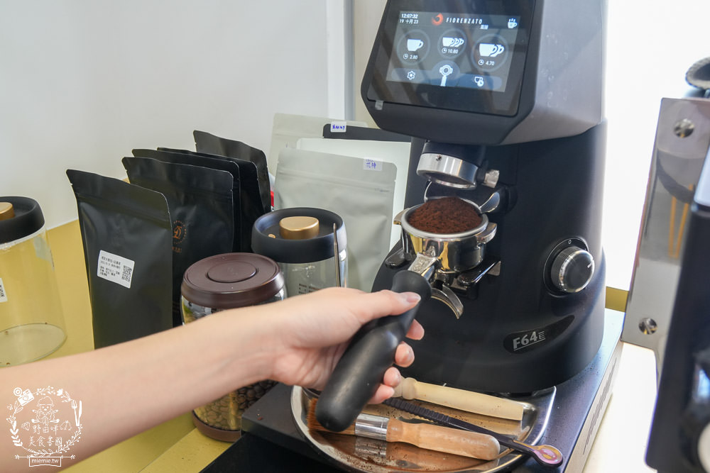 楠梓咖啡店推薦[荳琉咖啡]新開幕的輕奢風自家烘焙精品咖啡店!超正咖啡師還可以許願咖啡豆單!