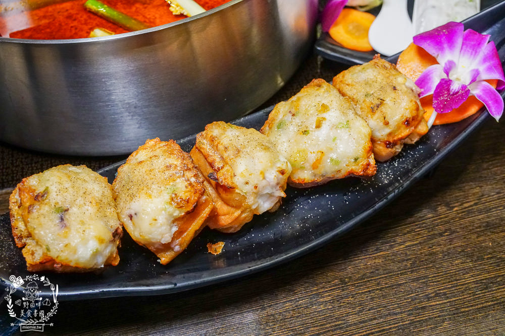 高雄[華寧麻辣鍋]營業14年的超人氣麻辣鍋店!滿1000送美國和牛+打卡送大肉盤?壽星打卡享22公分大草蝦超值優惠?