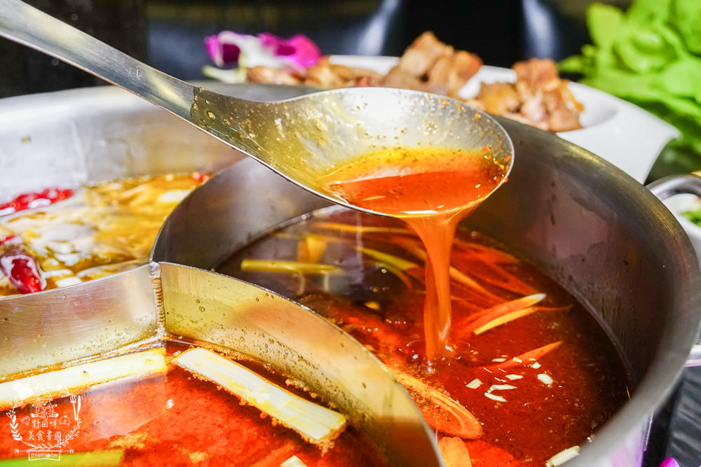 高雄[華寧麻辣鍋]營業14年的超人氣麻辣鍋店!滿1000送美國和牛+打卡送大肉盤?壽星打卡享22公分大草蝦超值優惠?