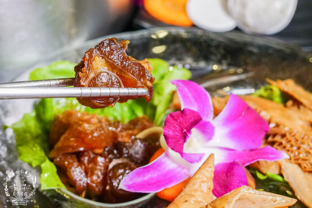 高雄[華寧麻辣鍋]營業14年的超人氣麻辣鍋店!滿1000送美國和牛+打卡送大肉盤?壽星打卡享22公分大草蝦超值優惠?